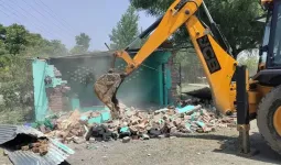 Uttrakhand News: देहरादून में मजार समेत दूसरे अवैध निर्माण ध्वस्त, राजस्व विभाग की कार्रवाई से हड़कंप