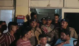 Kainchi Dham Foundation Day : कैंची धाम मेले से पहले बड़ा बवाल, छेड़छाड़ के आरोप में दो सिपाहियों की पिटाई, ग्रामीणों ने घेर लिया थाना 