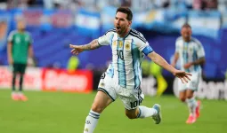 Messi Magic: मेसी ने करियर के 200वें मैच में जड़ी पहली विश्व कप हैट्रिक, अल्जीरिया को 3-0 से रौंदा, क्लोसे के वर्ल्ड रिकॉर्ड की बराबरी