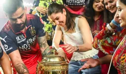 RCB का जलवा! विराट कोहली और अनुष्का शर्मा का अनोखा अंदाज, IPL 2026 ट्रॉफी पर पढ़ते ही छूट गई हंसी