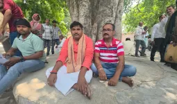 Kannauj News:  कन्नौज में ब्लॉक प्रमुख ने SDM पर लगाया कुर्सी से भगाने का आरोप, तहसील में पेड़ के नीचे धरने पर बैठे