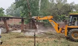 Barabanki News: बाराबंकी में मरघट की जमीन पर बन रही मजार का निर्माण हटाया, जेसीबी से ध्वस्त किए पिलर