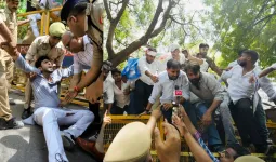  Lucknow News: लखनऊ में NSUI का राजभवन मार्च, पेपर लीक और कार्यकर्ताओं की गिरफ्तारी के विरोध में प्रदर्शन