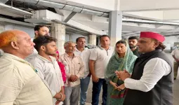 मेरठ छात्रा हत्याकांड : पीड़ित परिवार से मिले अखिलेश यादव, पुलिस कार्रवाई पर उठाए सवाल, कहा- 'जनता अब भाजपा के भाषण नहीं, न्याय चाहती है'