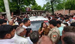 Barabanki News : किसान की मौत पर भड़का गुस्सा, सड़क पर शव रखकर परिजनों ने रोका अंतिम संस्कार