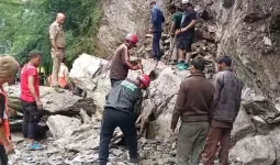 Kedarnath Yatra Update: केदारनाथ पैदल मार्ग पर भूस्खलन, गौरीकुंड के पास रास्ता बंद; यात्रियों को सुरक्षित स्थानों पर रोका गया