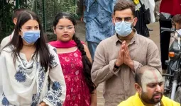 विराट-अनुष्का फिर पहुंचे वृंदावन, गुरु पूर्णिमा से पहले प्रेमानंद महाराज का लिया आशीर्वाद, नंगे पैर कीचड़ में चलते आए नजर