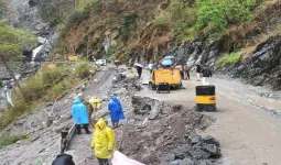  Uttarkashi News:  यमुनोत्री राजमार्ग पर भूस्खलन से चारधाम यात्रा प्रभावित, दोनों ओर लगी वाहनों की लंबी कतारें