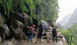 केदारनाथ पैदल मार्ग पर मलबा आने से यात्रा बाधित, मार्ग खोलने का काम युद्धस्तर पर जारी