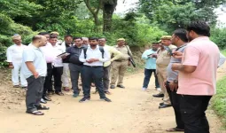 प्रतापगढ़ :  सड़क निर्माण में लापरवाही पर डीएम सख्त,गैरहाजिर कानूनगो का वेतन रोका