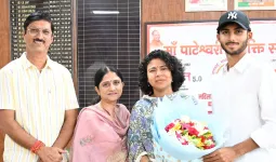 गोंडा  न्यूज़ :  अंडर-19 टीम के उपकप्तान की उपलब्धि पर आयुक्त ने थपथपाई पीठ, 17 साल के लक्ष्य रायचंदानी का सम्मान