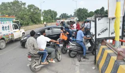 Bareilly News : चौपला पुल का खतरनाक मोड़...इधर से निकलें मगर संभलकर