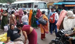 Budaun News : रक्षाबंधन के चलते रेलवे स्टेशन और रोडवेज बस स्टैंड पर रही भारी भीड़