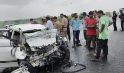 Auraiya News:  बुंदेलखंड एक्सप्रेसवे पर भीषण हादसा, ट्रक में घुसी तेज रफ्तार कार; 2 की मौत, 3 गंभीर घायल