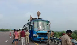 पूर्वांचल एक्सप्रेसवे पर भीषण हादसा: बस-ट्रक की टक्कर में तीन की मौत, 11 घायल