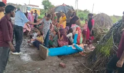 Badaun News : बदायूं में आंबेडकर प्रतिमा को लेकर बवाल, दिनभर तनातनी के बाद पथराव 