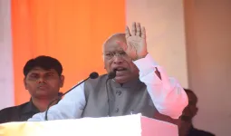 चंदा चोरी करने वाले राम के खिलाफ : हल्द्वानी के विजय शंखनाद रैली में गरजे खरगे, भाजपा पर बोला तीखा हमला 