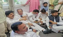 Haldwani News : पुलिस ने बसें रोकीं तो एसएसपी पर भड़के कांग्रेसी, पुलिस बहुद्देश्यीय भवन में पहुंचकर कर किया प्रदर्शन