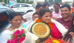 CWG में ब्रॉन्ज़ जीतकर लौटीं उन्नति शर्मा का भव्य स्वागत, बोलीं- अगला लक्ष्य एशियन गेम्स और ओलंपिक में गोल्ड