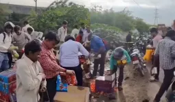 डंपिंग यार्ड में फेंकी चॉकलेट के लिए लूट,  कचरे से बीनकर घर ले गए लोग, वीडियो वायरल