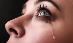 आंसू कमजोरी नहीं! रोने से शरीर और मन को मिलते हैं ये हैरान करने वाले फायदे