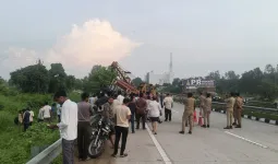 Lucknow Accident : ईंटों से लदी ट्रैक्टर-ट्रॉली पलटी, बाराबंकी के चार मजदूरों की दर्दनाक मौत; जानें कैसे हुआ हादसा