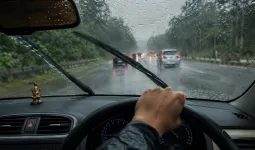 मानसून में कार चला रहे हैं?ये 8 गलतियां पड़ सकती हैं भारी, बारिश में निकलने से पहले जरूर चेक करें ये चीजें