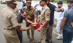 Pilibhit News : हाथ के ऑपरेशन से महिला की मौत! कलेक्ट्रेट पर आत्मदाह करने पहुंचा परिवार, पुलिस से नोकझोंक 