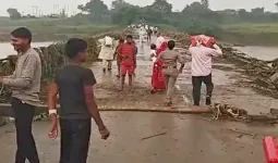 Prayagraj Flood : बेलन नदी का रौद्र रूप! पुल के ज्वाइंट में आया गैप, यूपी-MP का संपर्क टूटा; आवागमन बंद