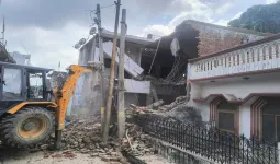 Shahjahanpur News : गौतम मौर्य हत्याकांड के आरोपी समीर और उसके चाचा के मकान पर चला बुलडोजर 