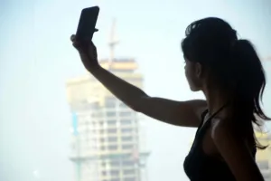 नदी के तेज बहते पानी के साथ सेल्फी लेने पर आफत में पड़ी जान