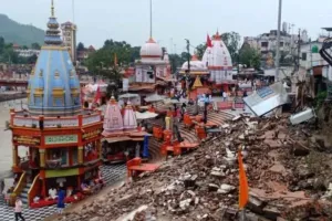 हरिद्वार: तेज बारिश से हर की पौड़ी पर दीवार गिरी, घाट पर फैला मलबा