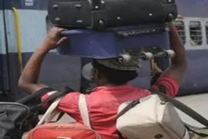 बरेली: कुलियों की आर्थिक स्थिति खराब, 80 रुपये में क्या खाएं, क्या बचाएं