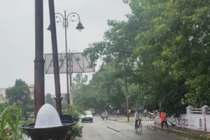 बरेली: घोटाले की पोल पर लटक रहीं फैंसी लाइटें, नहीं झेल पाई हवा का झोंका