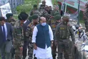 एलएसी- एलओसी पर सुरक्षा स्थिति का जायजा लेने लेह पहुंचे राजनाथ
