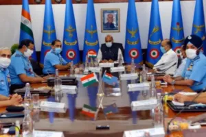 विपरीत परिस्थिति के लिए वायुसेना हर क्षण तैयार रहे: राजनाथ