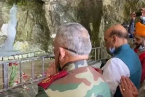 राजनाथ ने पवित्र अमरनाथ गुफा में किए बाबा बर्फानी के दर्शन