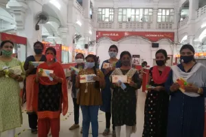 लखनऊ: कोरोना संक्रमण काल में बढ़ी डाक से राखी भेजने की संख्या