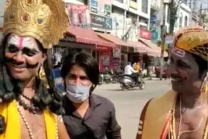 बरेली: कोरोना से बचाने को चंद्रगुप्त के साथ सड़कों पर उतरे यमराज