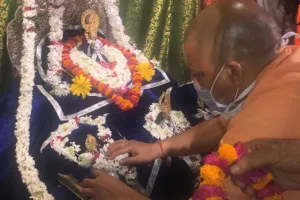 योगी ने लक्ष्मण, भरत, शत्रुघ्न को नए आसन पर विराजमान कराया
