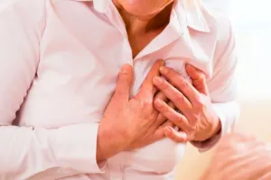 सीने के दर्द को न करें नजरअंदाज, हो सकती है ये बीमारी, जरूर जानिए