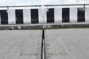 अयोध्या: पहली बरसात भी नहीं झेल पाया 129 करोड़ का पुल, आई दरार