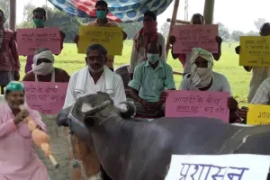 शाहजहांपुर: ग्रामीणों ने भैंस के आगे बीन बजा कर किया डंपिंग ग्राउंड का विरोध