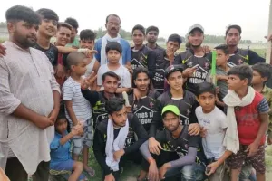 शाहजहांपुर: कोरोना गाइडलाइन को नजरअंदाज कर लगते रहे चौके-छक्के