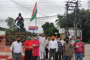 बरेली: समाचार पत्र वितरक संघ ने शिवाजी चौक पर फहराया तिरंगा