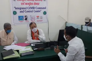 वित्तमंत्री सुरेश खन्ना पहुंचे बरेली, डीएम और सीडीओ से लिया संक्रमितों का अपडेट