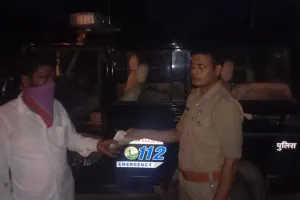 शाहजहांपुर: पुलिस ने दिखाई दरियादिली, कंडक्टर के कब्जे से रुपये लेकर मजदूरों को लौटाए