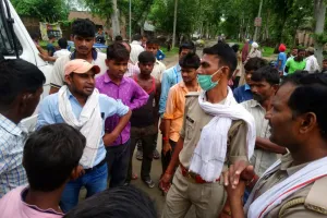 शाहजहांपुर: अर्जुनपुर गोशाला में गाय छोड़ने पर हंगामा, प्रधान से हुई नोकझोंक