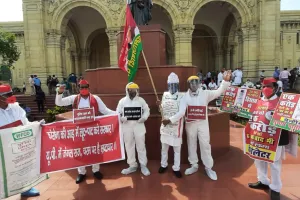 उप्र विधानमंडल का मानसून सत्र शुरू होने से पहले सपा विधायकों का प्रदर्शन