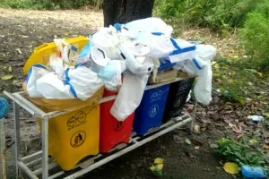 शाहजहांपुर: कहीं खुले में फेंकी जा रही पीपीई किट तो कहीं समय से नहीं पहुंची एम्बुलेंस